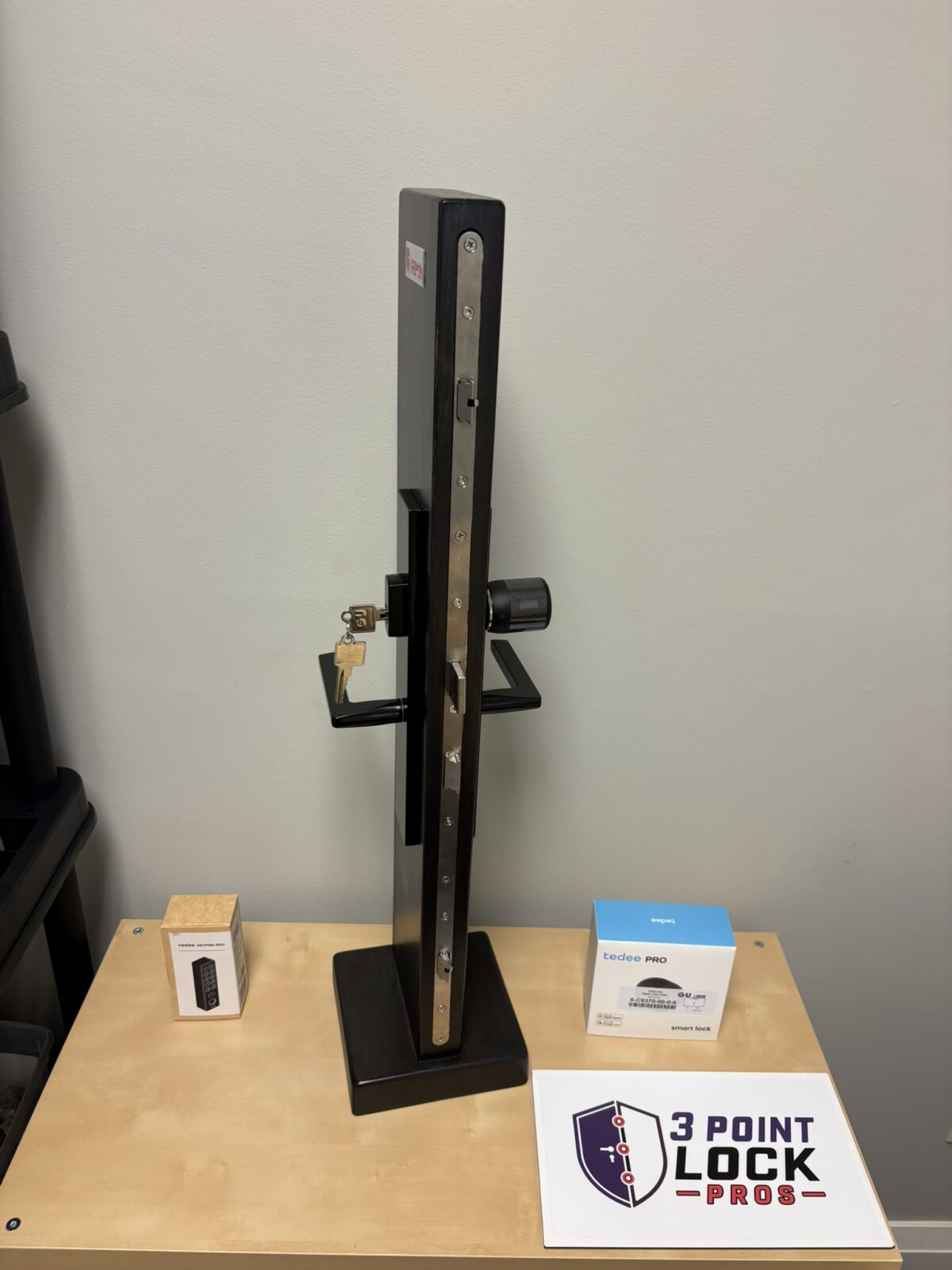 Home Three-point lock hardware display